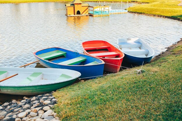 Barcos multicolores en Europa cerca de un lago transparente limpio