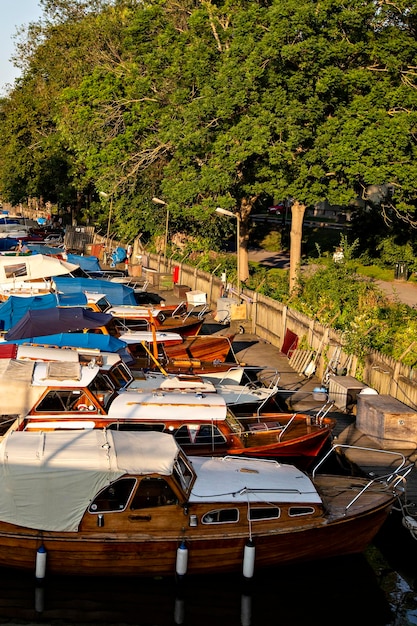 Barcos na água, canais em Estocolmo, área do parque em Estocolmo, Suécia