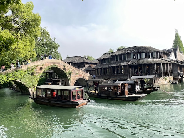 Barcos na água na cidade de hangzhou