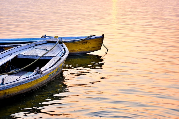 barcos na água