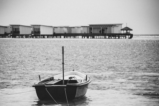 Barcos na areia na ilha de Guraidhoo, Maldivas