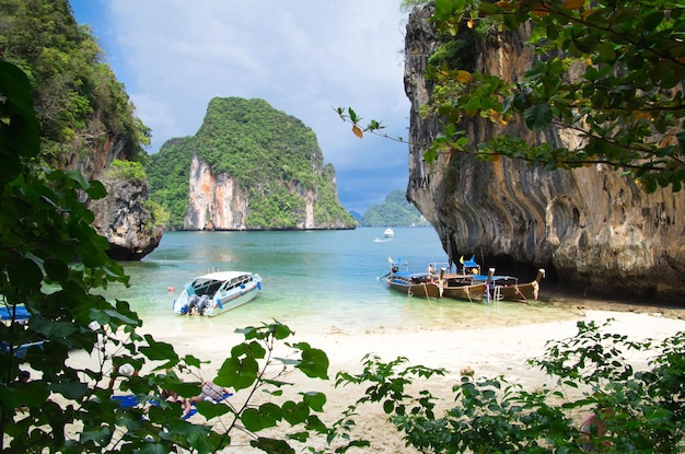 Barcos na ilha tropical