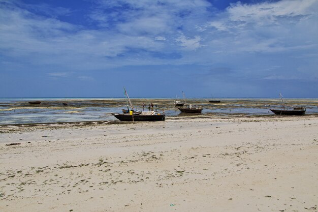 Barcos na praia de Nungwi de Zanzibar, Tanzânia