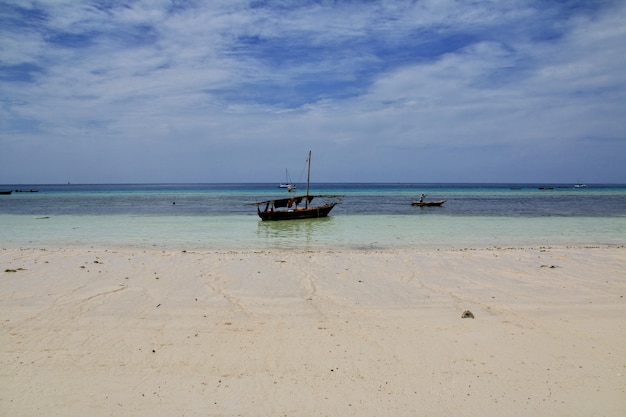 Barcos na praia de Nungwi de Zanzibar, Tanzânia