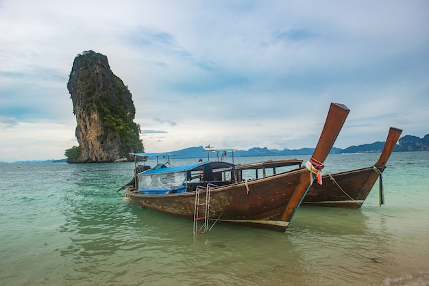 Barcos na praia de Phuket, Tailândia