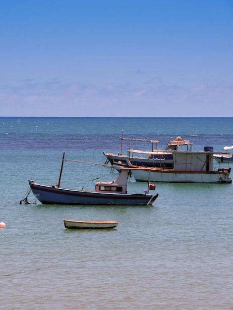 Foto barcos na praia do forte bahia brasil