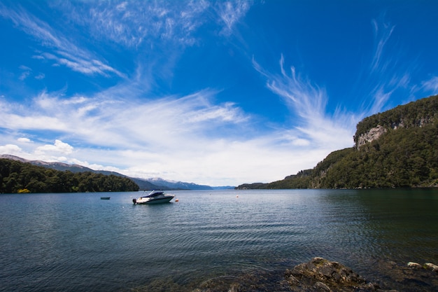 Foto barcos navegando en aguas tranquilas del lago