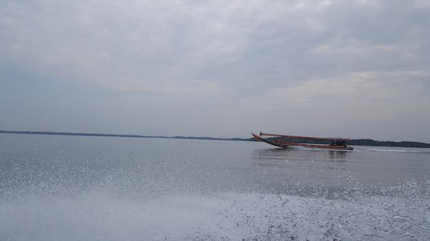 Barcos navegando en el fondo del mar Chanthaburi Tailandia