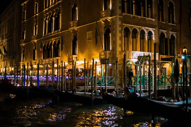 Foto barcos navegando en el gran canal contra el cielo