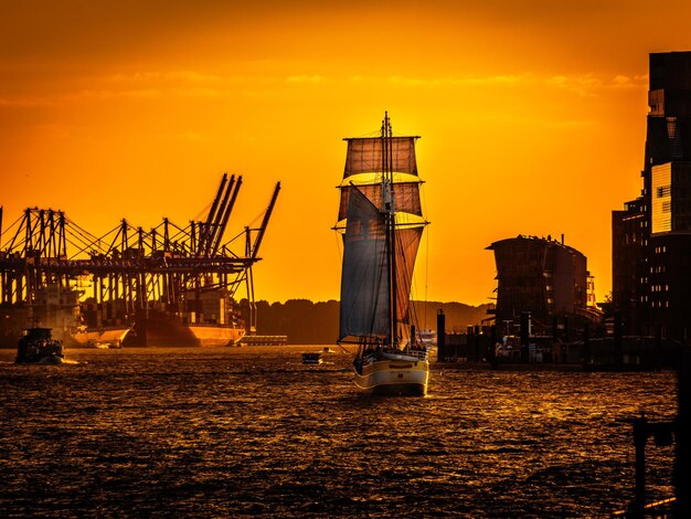 Foto barcos navegando en el río al atardecer