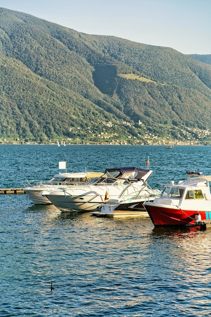 Barcos no aterro do resort de luxo Ascona no Lago Maggiore, no cantão de Ticino, na Suíça.