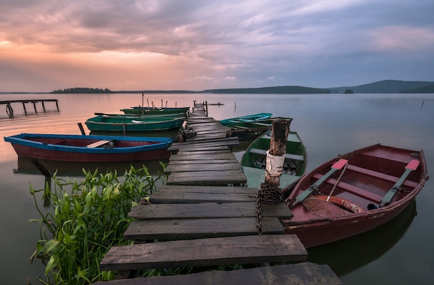 Barcos no cais depois da chuva