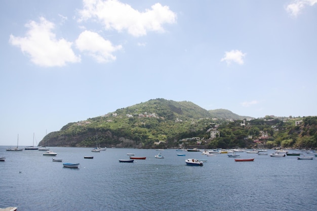 barcos no castelo aragonês Castello bay Ischia Itália