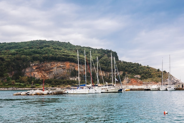 Barcos no Golfo de La Spezia. Porto Venere. Ligúria, Itália.