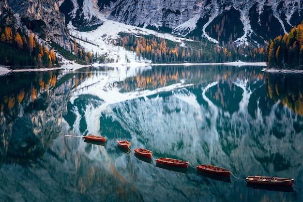 Barcos no lago contra montanhas cobertas de neve