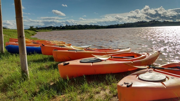 Barcos no lago contra o céu