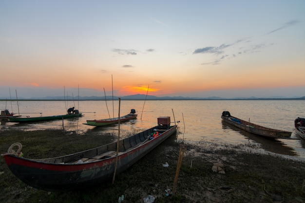 Barcos no lago por do sol