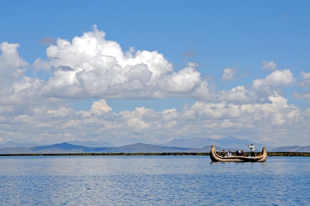 Barcos no Lago Titicaca no Peru