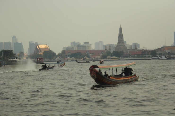 Foto barcos no mar contra edifícios na cidade