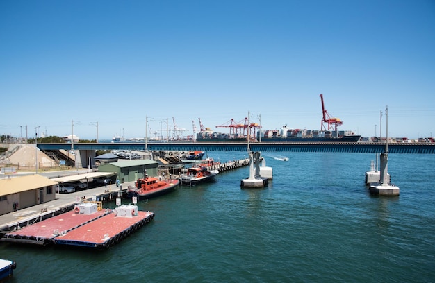 Barcos no mar contra o céu azul claro