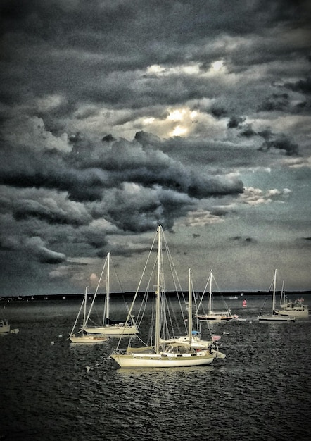 Barcos no mar contra o céu nublado