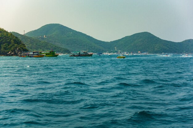 barcos no mar e montanha na ilha