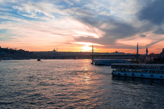 Barcos no mar e pôr do sol cênico em istambul