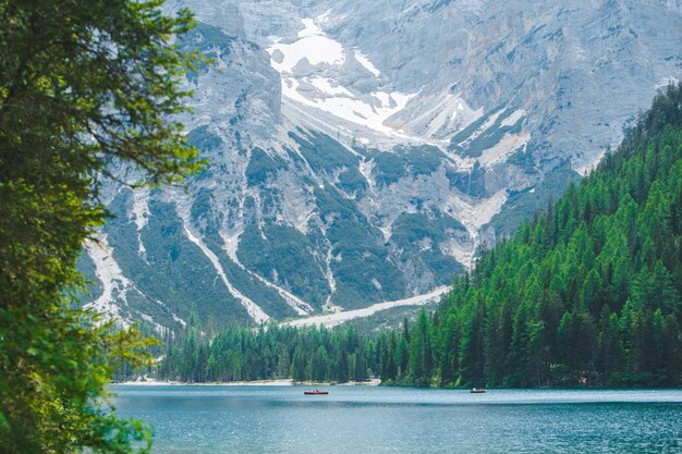 Barcos no meio do lago braies na Itália