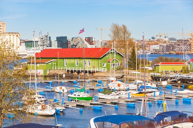 Barcos no porto com armazém e a cidade de Oslo no fundo