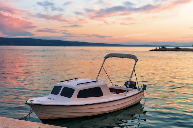 Barcos no porto no mar Adriático em Omis, Croácia. No pôr-do-sol