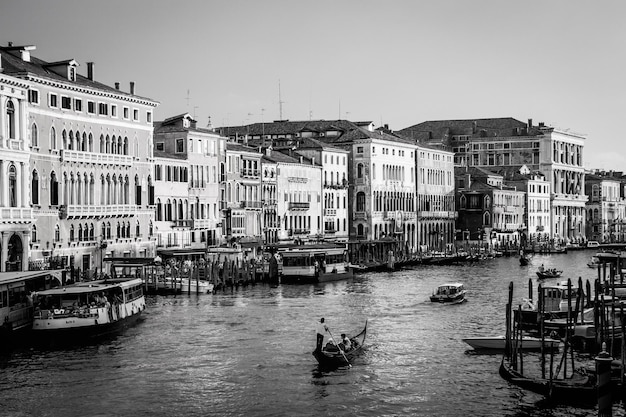 Barcos no rio com a cidade ao fundo.