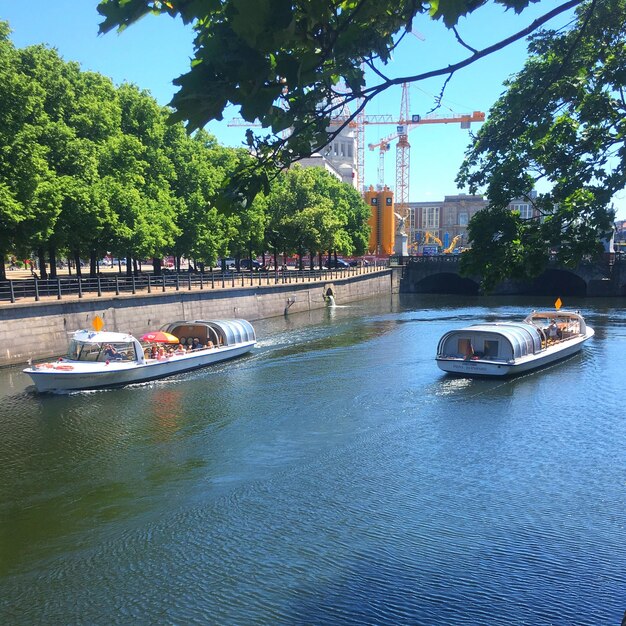 Foto barcos no rio contra o céu na cidade