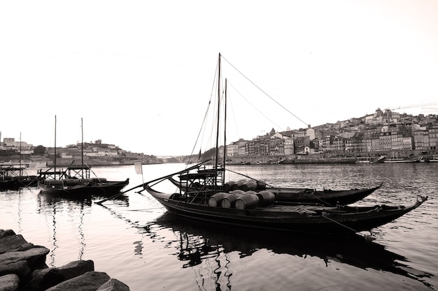 Barcos no rio douro, porto, portugal, tonificação sépia