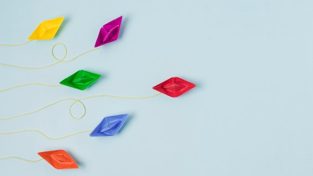 Barcos de origami representando el concepto de liderazgo