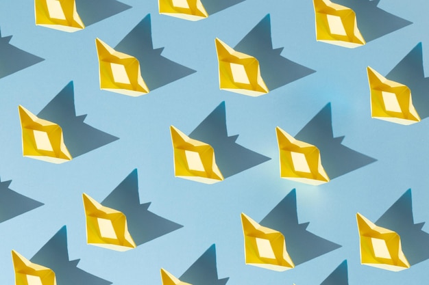 barcos de papel amarillo sobre un fondo azul