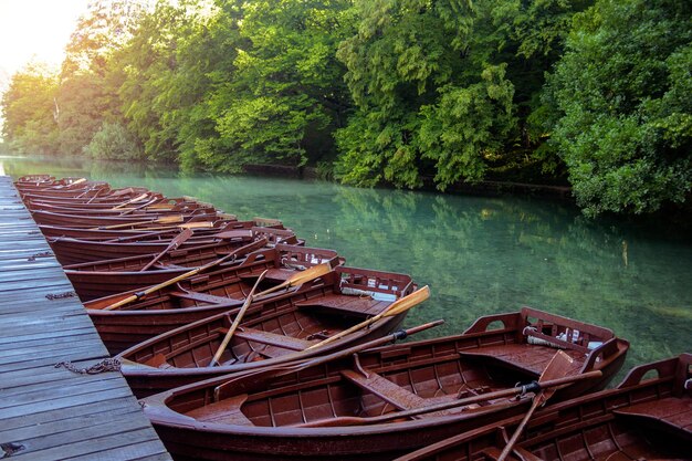 Barcos en el parque nacional de los lagos de Plitvice