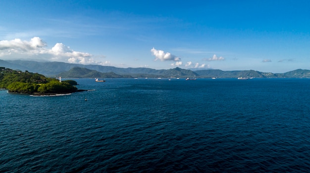 Los barcos parten en un largo viaje desde la laguna.