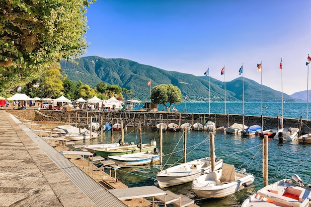 Foto barcos en el paseo marítimo del lujoso resort de ascona en el lago maggiore en el cantón de ticino en suiza.