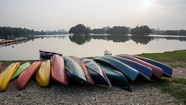 barcos pelo lago