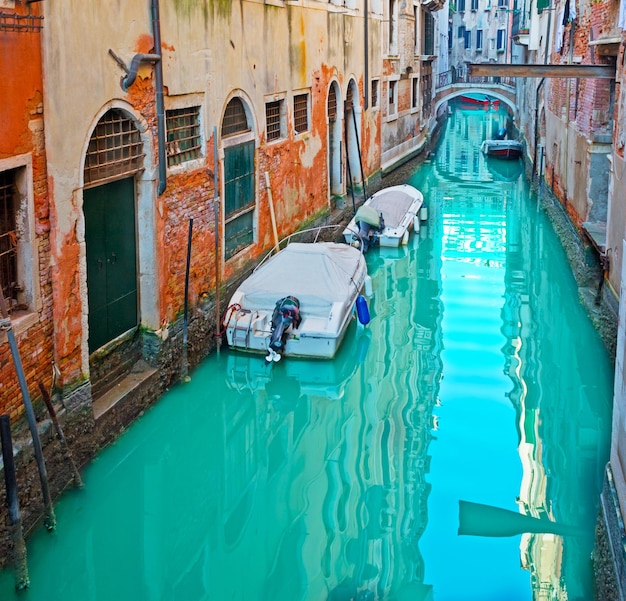 Barcos en un pequeño canal de Venecia