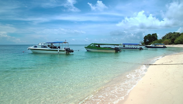 Barcos perto da ilha