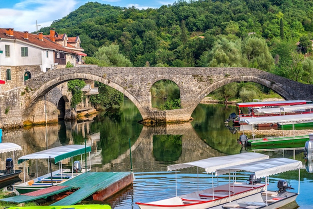 Barcos perto da ponte velha no rio Crnojevica em Montenegro