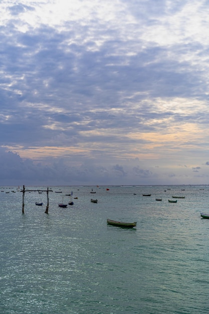 Barcos de pesca al atardecer en el océano, Nusa Lembongan. Fondo de la naturaleza.