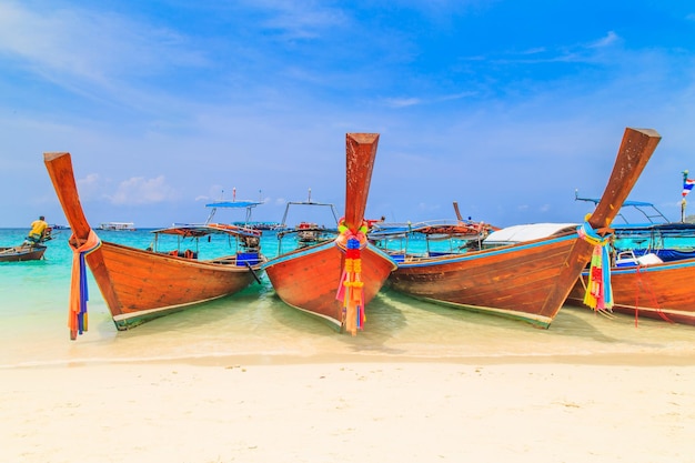 Foto barcos de pesca amarrados en la playa contra el cielo