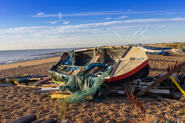 Foto barcos de pesca amarrados en la playa contra el cielo