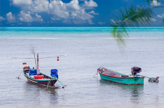 Barcos de pesca anclados en laguna azul.