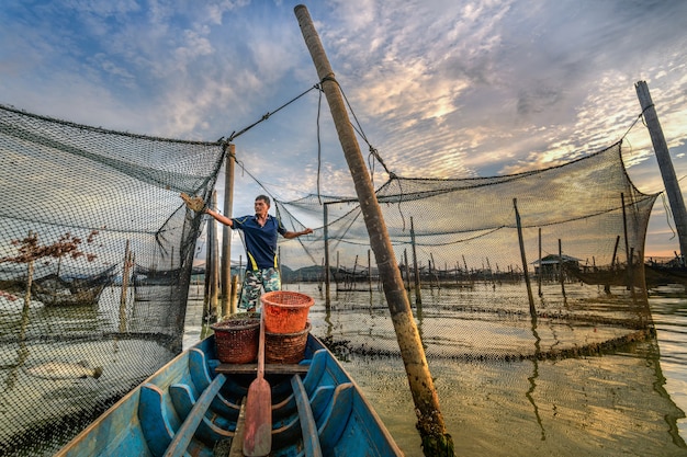 Barcos de pesca asiáticos coloridos tradicionales en pueblo de pescadores