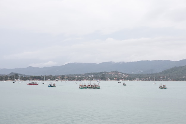 Barcos de pesca cerca de la isla de Samui Tailandia