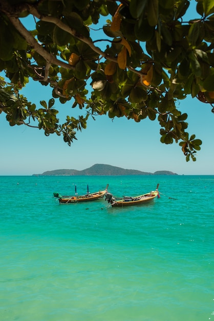 Barcos de pesca en la costa del mar en Tailandia en la isla de Phuket.