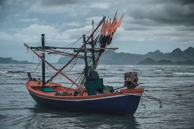 Barcos de pesca costera durante la marea baja en verano de Tailandia